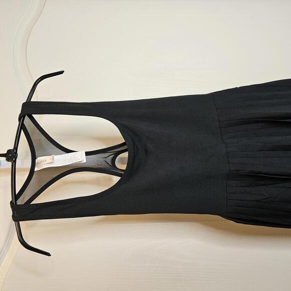 Stylish Black Pleated Dress - Picture 2 of 7